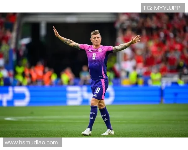 克罗斯在足球世界中的传奇之路与影响力分析 克罗斯在足球世界中的传奇之路与影响力分析